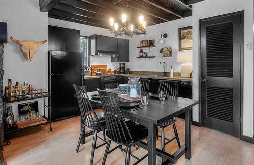 Black Butte Ranch House | Black Butte Ranch Chic Cabin, Decks backing to forested pond, Golf Course, Pools