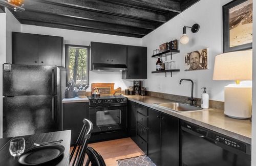 Black Butte Ranch House | Black Butte Ranch Chic Cabin, Decks backing to forested pond, Golf Course, Pools