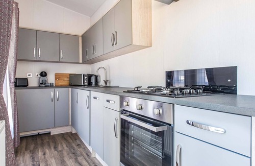 Lincoln Cottage | Black Edition Lodge - Unit 4 - a lodge that sleeps 6 guests in 2 bedrooms