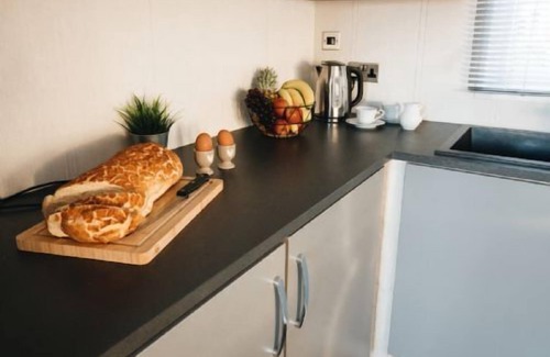 Lincoln Cottage | Black Edition Lodge - Unit 8 - a lodge that sleeps 8 guests in 3 bedrooms