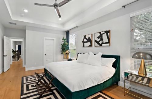 Northside House | Black House - Downtown Elegance with HotTub and King Beds