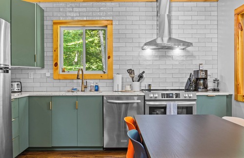 Rogers Cabin | Black Pearl ~ A creative new space near the Gorge Underground!