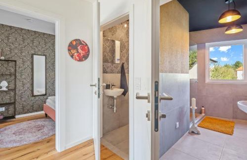 Schwarzlackenau Apartment | Black Suite - Whirlpool Terrace - free parking - WiFi