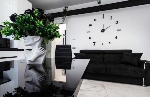 Saronno Apartment | Black & White Apartment Design e Comfort - Parking e WiFi