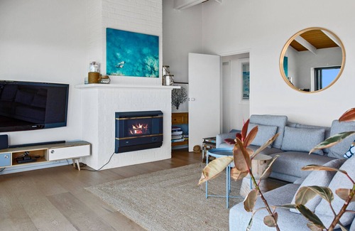 Blairgowrie House | Blairgowrie Views - opposite the bay beach with views, spa and large yard