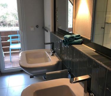 Mainstockheim House | Blaues Zimmer, -keine Wohnung, keine Küche-mit grossem Balkon, Bad ist ein Traum, nur 50 Schritte zum Radweg am Main