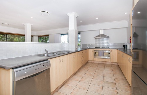 Broadbeach Waters House | Bliss At Broadbeach - Large canal facing property