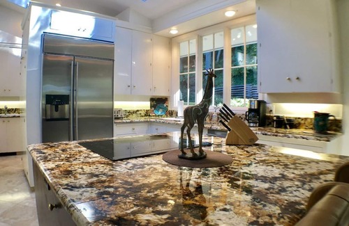 Eugene House | Blocks from the University of Oregon with gorgeous views of the City of Eugene