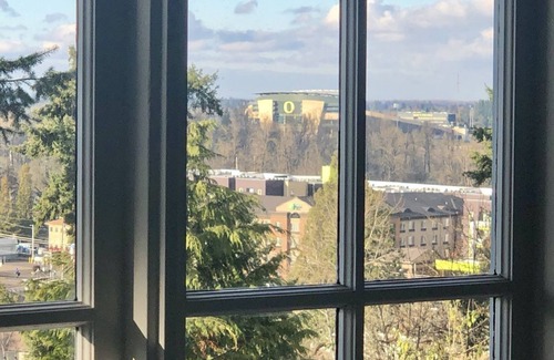Eugene House | Blocks from the University of Oregon with gorgeous views of the City of Eugene