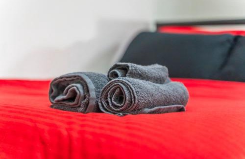 Smethwick Apartment | Bloom Court -Sleeps 6-Free Parking with Workspace & High-Speed WiFi