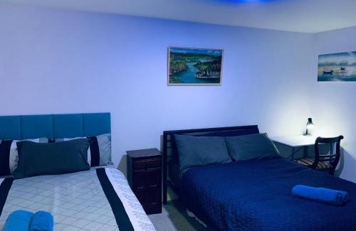 Smethwick Apartment | Bloom Court -Sleeps 6-Free Parking with Workspace & High-Speed WiFi