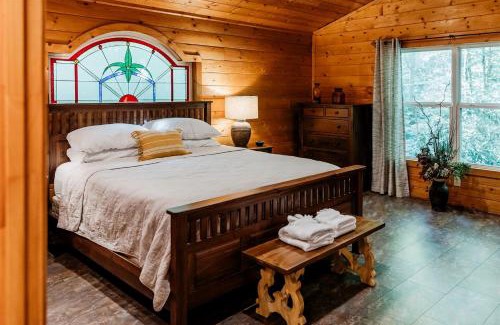 Blowing Rock House | Blowing Rock Getaway: Pet-Friendly Cabin for a Peaceful Mountain Retreat