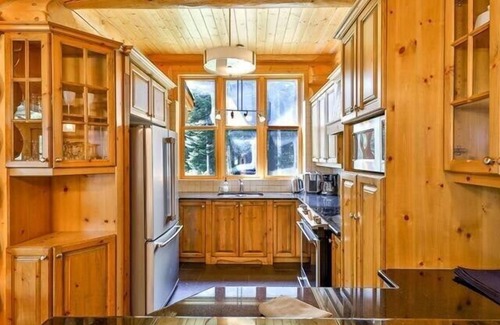 Fiddler Lake Resort Ski Chalet | Blue Bear Spa ,private pool & lake access