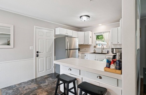 Broken Arrow House | Blue Cedar Poolside Retreat: 3-bedroom home in Broken Arrow with full amenities