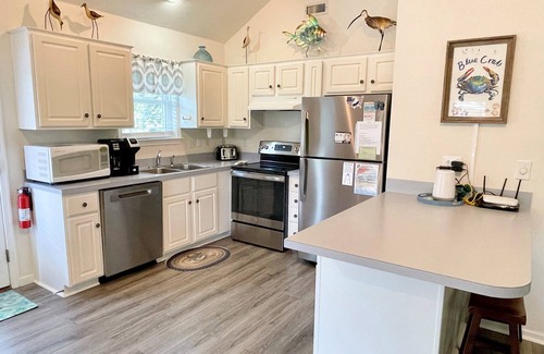 Ocracoke House | Blue Crab: Spacious screened porch, short stroll to the coffee shop.