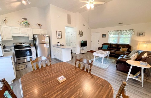 Ocracoke House | Blue Crab: Spacious screened porch, short stroll to the coffee shop.
