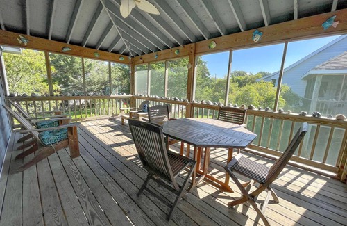 Ocracoke House | Blue Crab: Spacious screened porch, short stroll to the coffee shop.