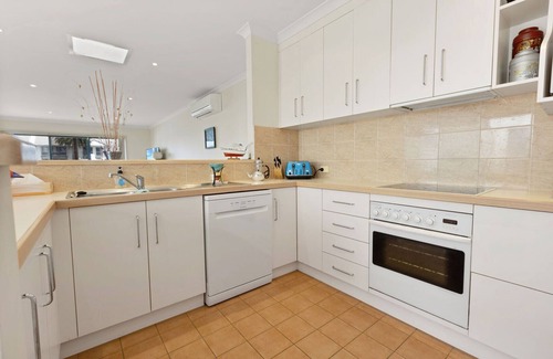 Paynesville House | Blue Haven - Indulge in the comfort of this waterfront haven