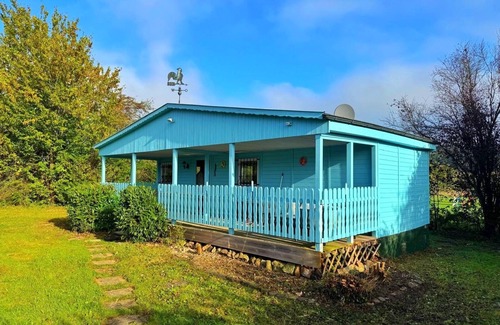 Rhodes Cabin | Blue house just 2 minutes from the Parc Animalier de Saint Croix!