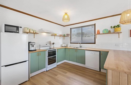 North Creek House | Blue House Surf Shack - Pet Friendly - Pet Friendly Authentic Beach House