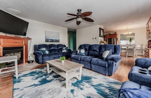 Wiarton Cabin | Blue Moon Waterfront Cottage w/Hot Tub