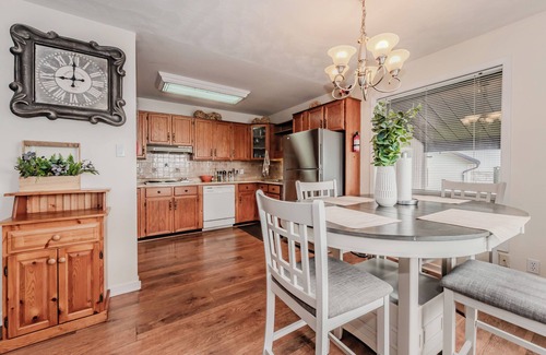 Wiarton Cabin | Blue Moon Waterfront Cottage w/Hot Tub