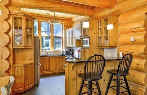 Fiddler Lake Resort Ski Chalet | Blue Moose Private pool, spa & lake access
