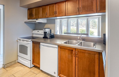 The Blue Mountains Condo | Blue Mountain condo with full kitchen - walk to the Village