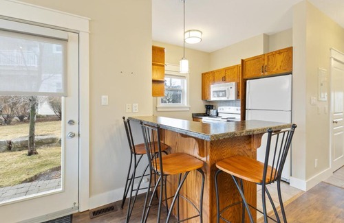 The Blue Mountains House | Blue Mountain Getaway Located on Golf Course