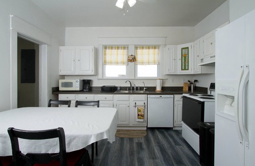 Roanoke House | Blue Oasis House: be close to everything in Roanoke