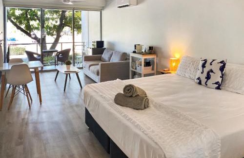 Nelly Bay Apartment | Blue on Blue Deluxe King or Twin room, steps from ferry, amazing pool, wifi