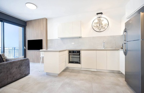 Tel Aviv City Center Apartment | Blue One by HolyGuest
