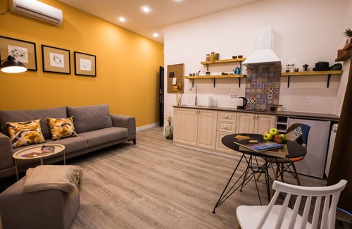 Kentron Apartment | ♫ Blue Poppy ♫ 1 BR ✔ Self Checkin ✔ Garden ✔ BBQ