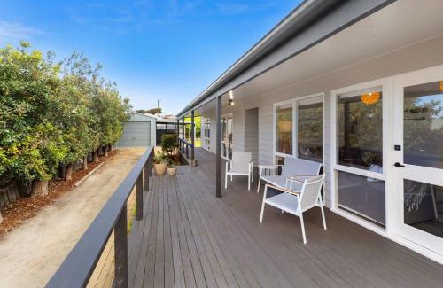 Ocean Grove House | Blue Seas Beach House, 400 metres to the beach