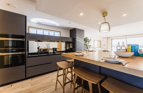 Behobie Apartment | BLUE UHAINA . KEYWEEK . Sea view apartment Biarritz downtown