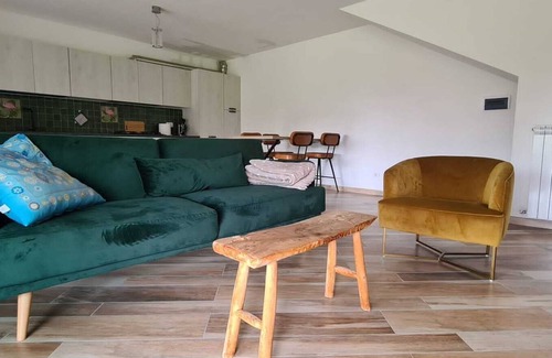 Terranuova Bracciolini House | Blue villa surrounded by greenery between Arezzo Florence and Siena