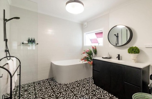 Parramatta Park House | Bluebell Charm Cairns 4BR Home, 3 min to Hospital