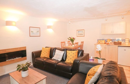 Paignton Cottage | BLUEBELL COTTAGE, pet friendly, with pool in Marldon