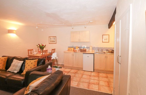 Paignton Cottage | BLUEBELL COTTAGE, pet friendly, with pool in Marldon