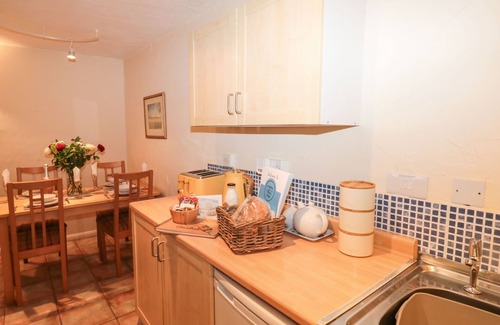 Paignton Cottage | BLUEBELL COTTAGE, pet friendly, with pool in Marldon