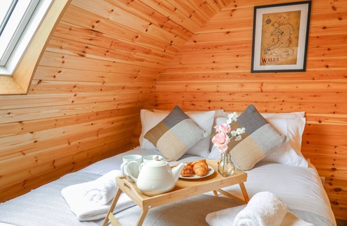 St Harmon Cabin | BLUEBELL, pet friendly, character holiday cottage in Rhayader