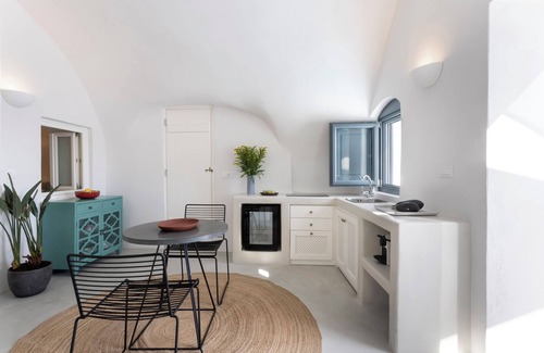 Oia Villa | Bluedome Suite with Hot Tub