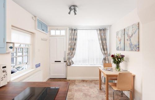 Whitby House | Bluegrass Cottage - Free parking