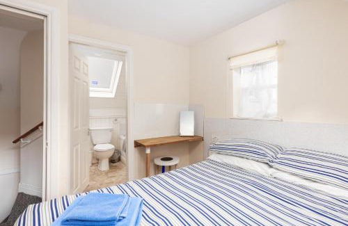 Whitby House | Bluegrass Cottage - Free parking
