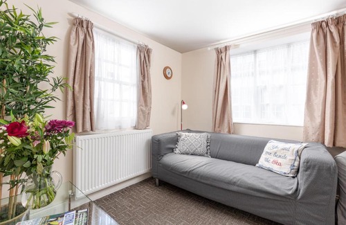 Whitby House | Bluegrass Cottage - Free parking