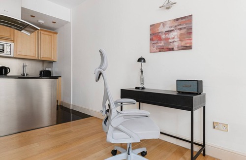 Tower Hill Apartment | Blueground | Aldgate, nr Tower, Bridge & Gherkin