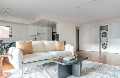 Ballston Apartment | Blueground | Ballston, pool, nr Arlington Park