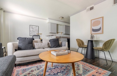 Waller Creek District Apartment | Blueground | Downtown Austin, pool, nr Congress