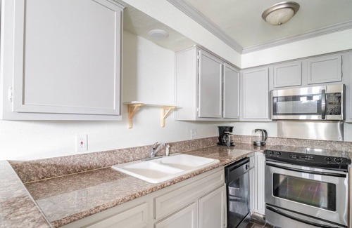 Waller Creek District Apartment | Blueground | Downtown Austin, pool, nr Congress