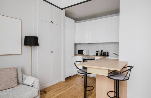 Saint-Thomas-d'Aquin Apartment | Blueground | Louvre, doorman & w/d, nr Orsay